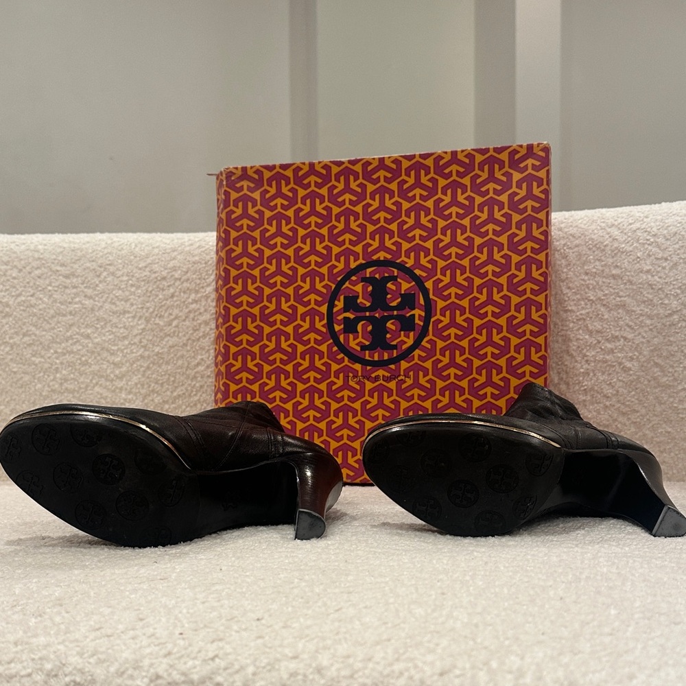 Tory Burch Elegant Black Leather Heeled Boots - Picture 3 of 6